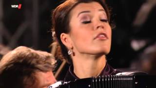 Ksenija Sidorova Allegro uit Konzert Dmoll WDR Adventskonzert 19122015 720p HD [upl. by Valsimot980]