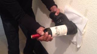 comment ouvrir une bouteille de vin sans tire bouchon [upl. by Jinny]