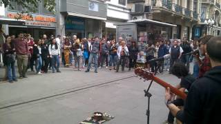 Artistas callejeros deslumbran al público en Argentina [upl. by Dyrrej]